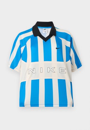 Αθλητική φανέλα Nike με κοντά μανίκια, κάθετες μπλε και λευκές ρίγες, μαύρο γιακά και τη λέξη «NIKE» στο στήθος.
