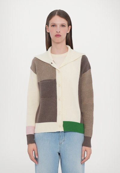 Strickjacke mit einer Mischung aus cremigen, braunen und grünen Farben, einem Schalkragen, Knopfverschluss und unterschiedlich strukturierten Paneelen.
