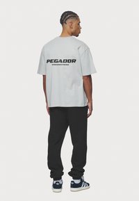 Pegador LOGO JOGGER - Træningsbukser - washed black/white gum
