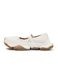 Weiße Sportschuhe mit abgerundeter Spitze, elastischem Mary-Jane-Riemen, strukturierter Gummisohle und kontrastierenden hellbraunen Akzenten.