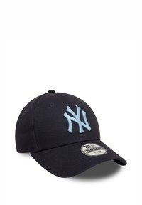 Gorra de béisbol azul marino hecha de algodón, con visera curva, que cuenta con un logo bordado en color azul claro de NY en la parte frontal y una visera inferior en color gris.