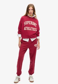Superdry & Co ESSENTIALS BOYFRIEND czerwony