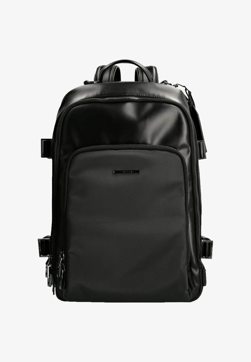 Svart ryggsäck gjord av ett slätt, hållbart material. Har ett stort huvudfack, framficka och flera dragkedjor. Minimalistisk design.