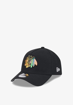 Schwarze Kappe mit gebogenem Schirm und gesticktem Logo, das ein Profil eines Indianers mit bunten Federn und Akzenten zeigt.