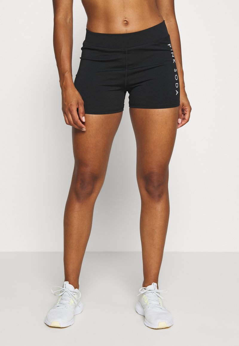 Černé sportovní šortky s přiléhavým střihem, vysokým pasem a textem "PINK SODA" po straně. Hladký materiál a délka k polovině stehna.
