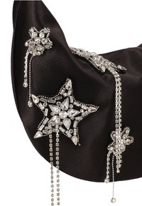 Černá saténová taška zdobená stříbrnými krystalovými ozdobami s motivem hvězdy a padajícími korálkovými dekoracemi.