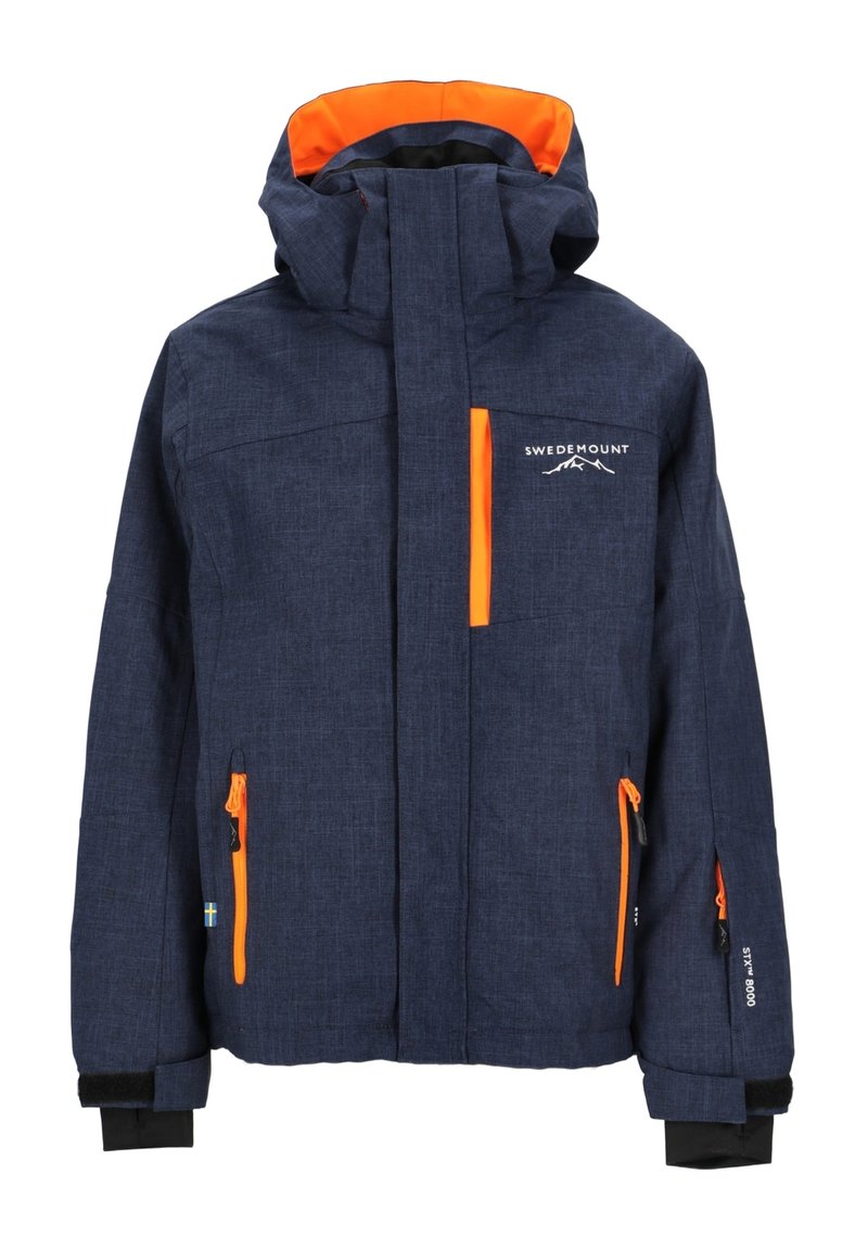 Dunkelblaue isolierte Jacke mit orangefarbenen Akzenten. Verfügt über einen hohen Kragen, eine verstellbare Kapuze und mehrere mit Reißverschluss gesicherte Taschen. Texturierte Stoffoberfläche.