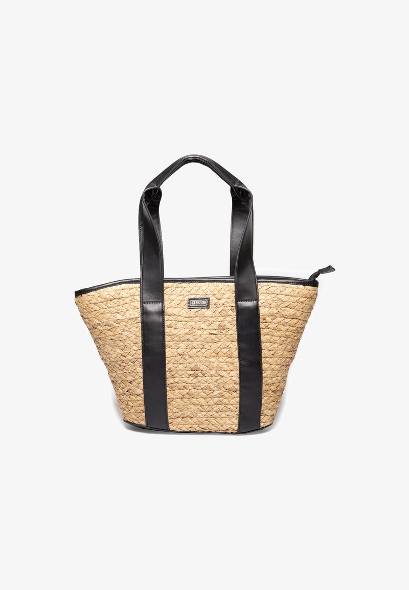 Torba na ramię z plecionego słomkowego korpusu, czarnymi pionowymi skórzanymi paskami, uchwytami i zapięciem na zamek, wyeksponowana na białym tle.