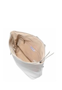 Borsa in ecopelle bianca e argentata con una superficie liscia, chiusura con zip e foderatura interna beige caratterizzata da una tasca e un'etichetta con il logo.