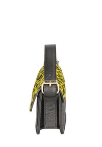 Borsa nera in pelle con un accento in stampa leopardata gialla, forma rettangolare e una chiusura in hardware dorato sulla tracolla. Superficie texturizzata.