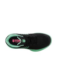 K-Swiss juodos ir mėtų žalios spalvų sportiniai bateliai su tekstūruotu paviršiumi, raišteliais ir rožine logo ant vidpadžio bei liežuvėlio, matomi iš viršaus.
