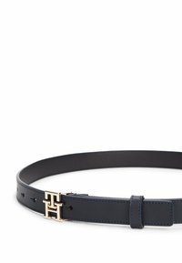 Navy skórzany pasek z klamrą w złotym kolorze. Zawiera detal szwów i pięć otworów do regulacji rozmiaru. Gładka struktura, minimalistyczny design.