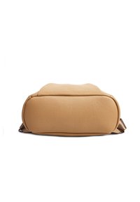 Borsa in pelle color tan con finitura texturizzata e forma arrotondata. Presenta una cerniera liscia e una tracolla removibile su un lato.