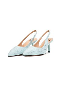 Ljust blå slingback-klackar med spetsig tå och liten klack, texturerade med rhinestones som skapar en glittrande effekt över ovandelen.