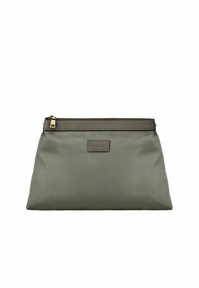 Petite pochette vert olive avec fermeture éclair vert olive foncé et étiquette en cuir à l'avant, forme rectangulaire, fond plat, tirette de fermeture éclair dorée.