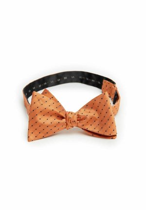 Orange satin butterflyknude med sorte prikker, med en knyttet midterdel og justerbar rem. Glat tekstur, klassisk design.