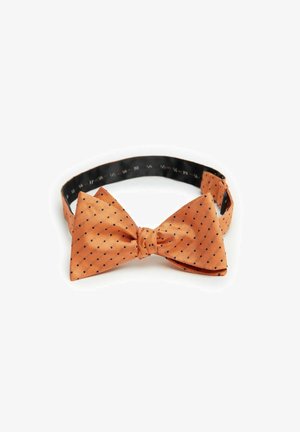 Orange satin butterflyknude med sorte prikker, med en knyttet midterdel og justerbar rem. Glat tekstur, klassisk design.