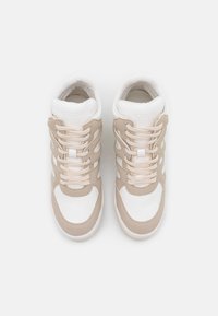 Wysokie trampki z beżowego zamszu i białej skóry, z wyściełanym kołnierzem, sznurowanym przodem oraz detalami z logo na języku.
