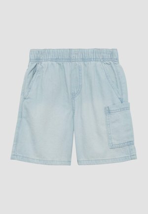 Shorts azzurri chiari con vita elastica realizzati in denim. Presentano due tasche laterali e una tasca cargo sulla gamba destra. Texture liscia.