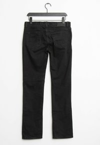 Jeans de mezclilla negra con un diseño de pierna recta, que cuentan con dos bolsillos traseros, una cintura con trabillas para el cinturón y una textura suave.