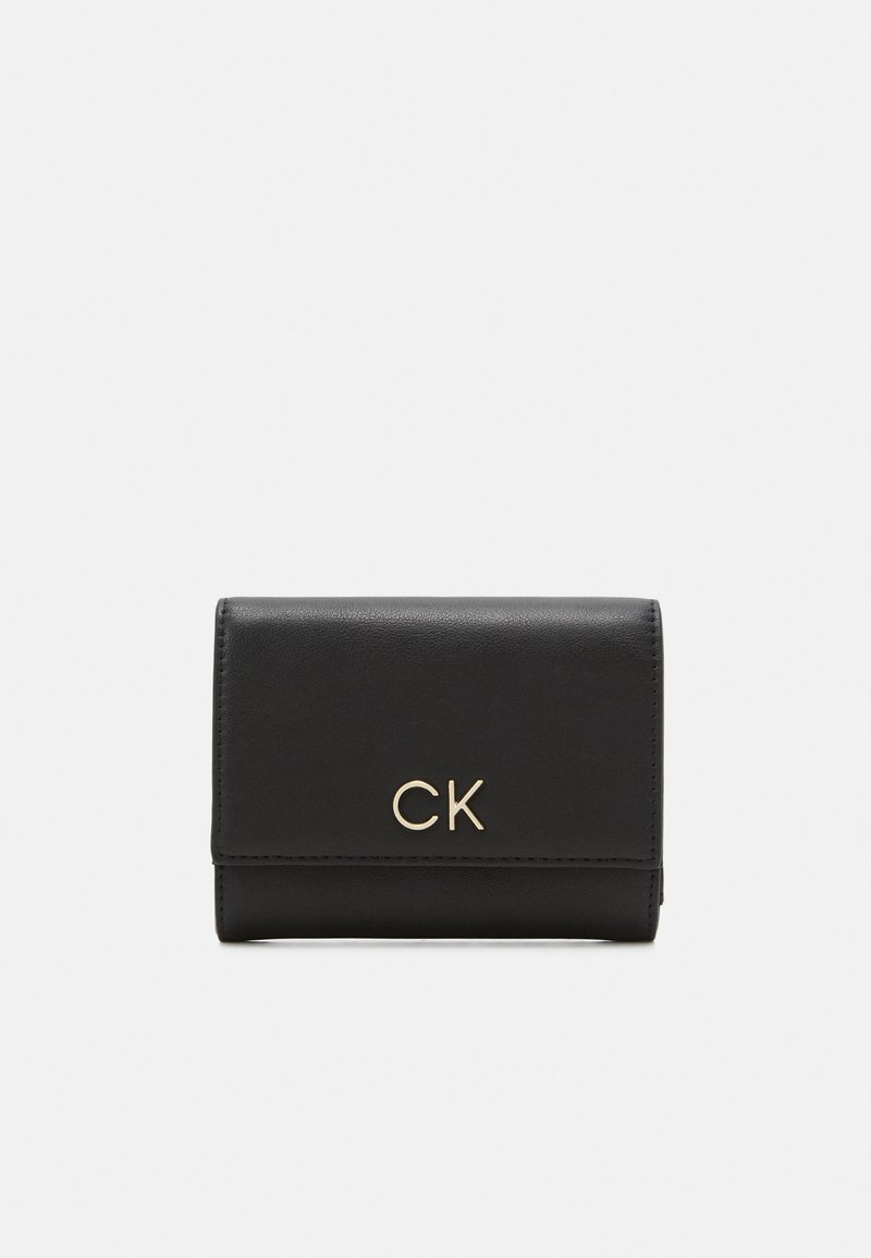 Mustassa nahkalompakossa on taitettavaa muotoilua, jossa on kultainen "CK"-logo edessä ja reunojen ympärille ommeltua yksityiskohtaa.