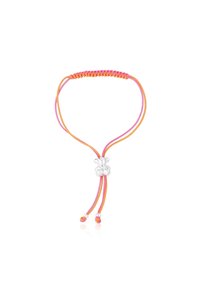 Bracciale regolabile con cordini intrecciati rosa e arancioni, dotato di un dettaglio centrale con charm a forma di orsetto in argento e chiusura a nodo scorrevole.