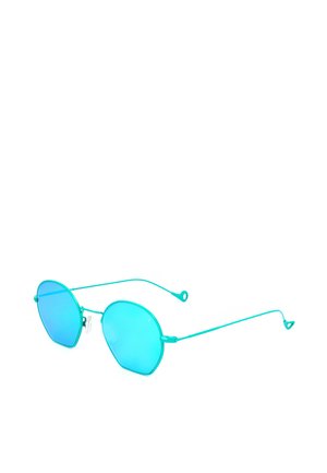 Occhiali da sole esagonali con lente azzurra, sottile montatura metallica turchese e naselli isolati su sfondo bianco.