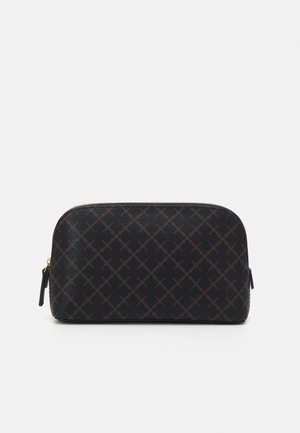 Pochette zippée noire avec une surface texturée, présentant un motif géométrique marron foncé, une forme arrondie et un matériel de fermeture éclair doré.