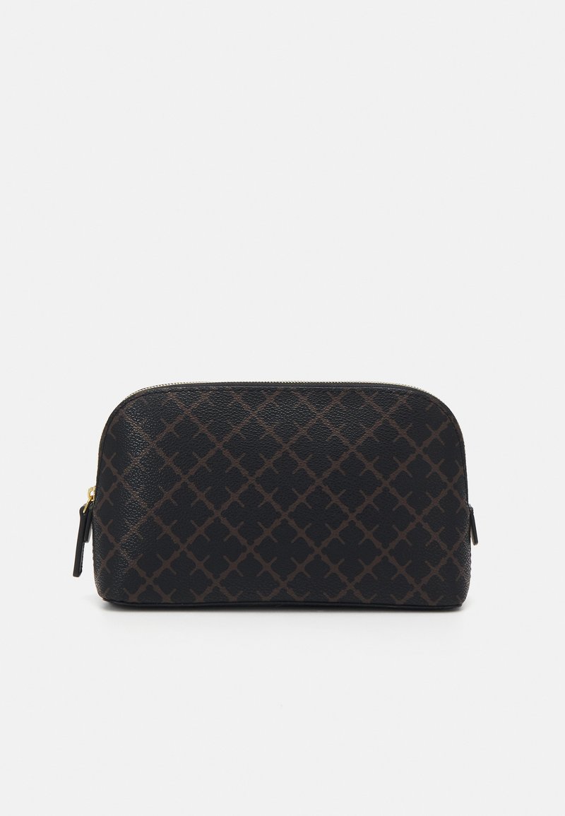 Pochette nera con zip, dalla superficie testurizzata, caratterizzata da un motivo geometrico marrone scuro, forma arrotondata e hardware della zip in tonalità oro.