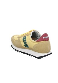 Sneaker in suede beige e giallo con lacci gialli, suola nera, striscia del logo verde e linguetta sul tallone rossa con la scritta "Blauer USA".