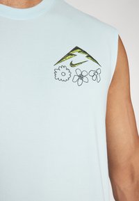 Nike Performance TEE TRAIL ENERGY - Topp - glacier blue