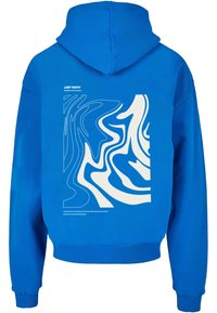 Blå hoodie med hætte, der har et hvidt abstrakt mønster på ryggen. Materialet ser tykkere ud med ribbede manchetter og kant.