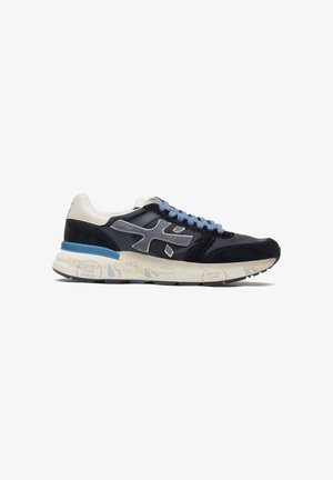 Marineblaue und graue Sneaker aus Wildleder- und Mesh-Materialien, mit hellblauen Schnürsenkeln, einer strukturierten Sohle und Markendetails an der Seite und an der Sohle.