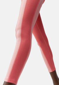 Roze leggings met een verloopontwerp en lichtere roze verticale strepen, een gladde textuur en een elastische tailleband.