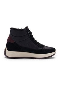 Scarpa da ginnastica alta nera con colletto imbottito, chiusura frontale con lacci, dettaglio sul tallone color amaranto e suola spessa beige.