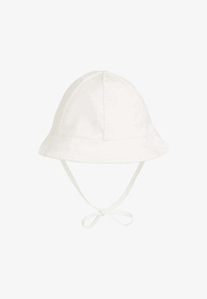 Chapeau de soleil blanc pour bébé en tissu doux, avec une calotte ronde, un large bord et des lanières nouées qui pendent en dessous.