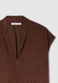 Blusa marrone con un motivo geometrico testurizzato caratterizzato da forme a diamante. Tessuto morbido, maniche corte e design con scollatura a V profonda. Etichetta visibile con taglia S.