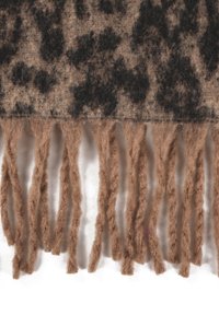 Leopardenmuster-Schal aus weicher brauner und schwarzer Wolle, mit strukturierten Fransen am unteren Rand.