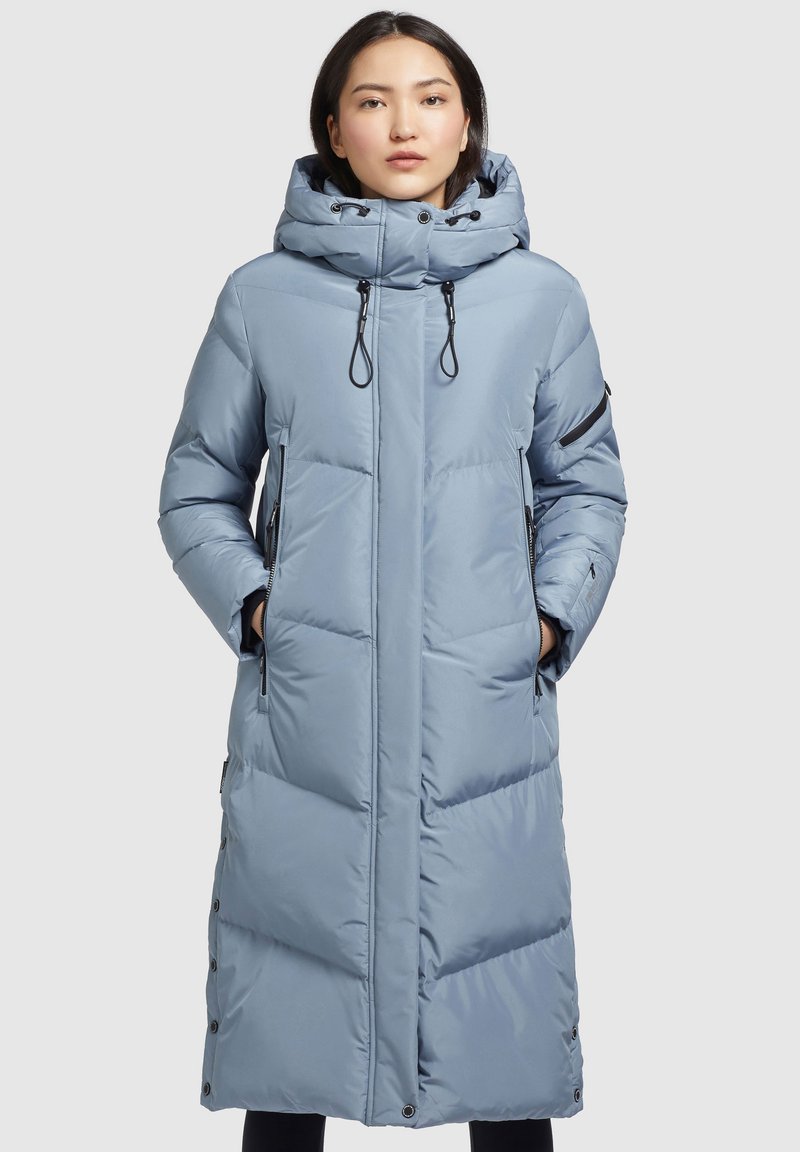 Cappotto lungo imbottito azzurro chiaro con cappuccio, dotato di zip frontale, tasche laterali, coulisse e dettagli con bottoni lungo l'orlo.