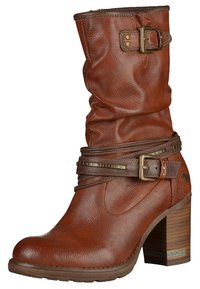 Brązowe skórzane botki do połowy łydki z blokowym obcasem, dekoracyjnymi paskami z klamrami wokół kostki i górnej części oraz teksturowanymi detalami na panelu obcasa.