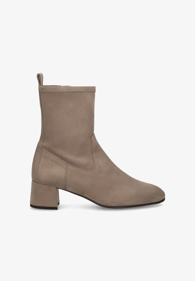 Bottine taupe en suède doux et texturé, avec un talon bloc et un design sans couture, dotée d'une languette pour un enfilage facile.