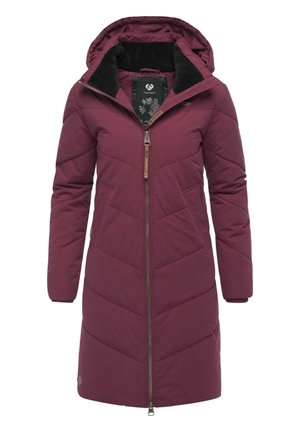 Bordowy, pikowany długi płaszcz z kapturem. Posiada zamek błyskawiczny z przodu, boczne kieszenie i miękką czarną polarową podszewkę. Minimalne akcenty z metalowych elementów.