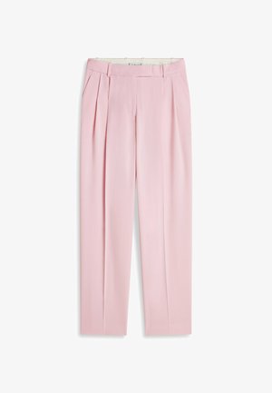 Lichtroze, hooggetailleerde, op maat gemaakte broek met plooien, riemlussen en zijzakken, plat uitgestald op een witte achtergrond.