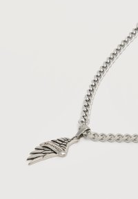 Ασημένιο κολιέ με αλυσίδα και μενταγιόν σε σχήμα φτερού, χαραγμένο με καλλιγραφικό κείμενο, τοποθετημένο επίπεδα σε λευκό φόντο.