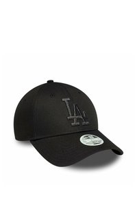 Gorra de béisbol negra con visera curva, con el logo en relieve "LA" bordado en la parte frontal. Hecha de tela texturizada con un diseño ajustado.