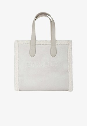 Borsa tote in pelle scamosciata color crema con rifiniture in shearling e due manici in pelle, con la scritta "MARC ELLIS" in rilievo sul davanti.