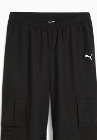 Sorte cargo-bukser med elastisk liv, der har to sidelommer og en cargo-lomme på højre ben. Hvid Puma-logo på venstre lår.