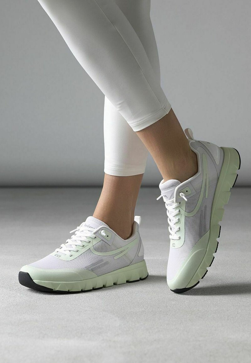 Bílé sportovní boty s mátovými akcenty, z prodyšné a syntetické látky, kulatá špička, polstrovaný límec a texturovaná černá gumová podrážka.