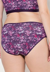 Paarse bikini-slipjes met een meerkleurig patroon van gestileerde strikken in roze en wit, met een gladde textuur en een elastische tailleband.