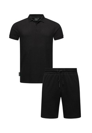 Melnas kokvilnas polo krekls ar īsām piedurknēm un divu pogu aizdari, apvienots ar melniem šortiem ar aukliņu un elastīgu jostasvīru.